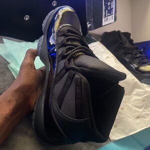 Black Men’s Low-Top Sneakers with Gloss Accent